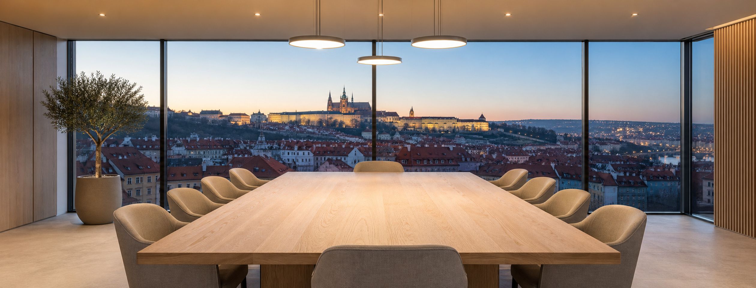 Ilustrační panorama Prahy za světlého soumraku z boardroomu