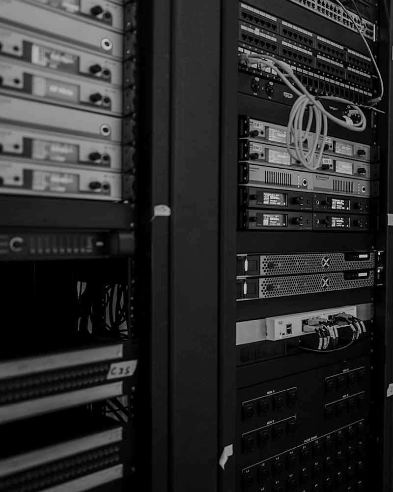 Serverové racky a kabeláž uvnitř datacentra