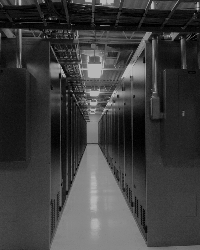 Ulička mezi serverovými skříněmi uvnitř datacentra